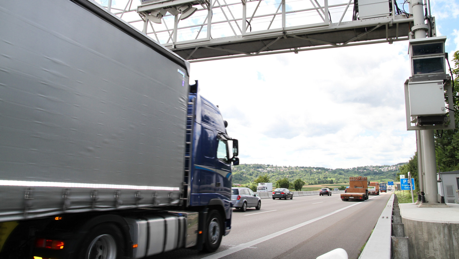 Mittelschwere Lkw werden ab dem 1. Oktober mautpflichtig. Leichte Lkw fahren auf deutschen Autobahnen und Bundesstraßen weiterhin umsonst. Die Lkw-Maut muss ausgeweitet werden.