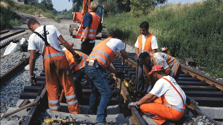 Um das Schienennetz fit zu machen für mehr Verkehr, bedarf es ausreichender und kontinuierlicher Investitionen in Erhalt und Ausbau des Schienennetzes.