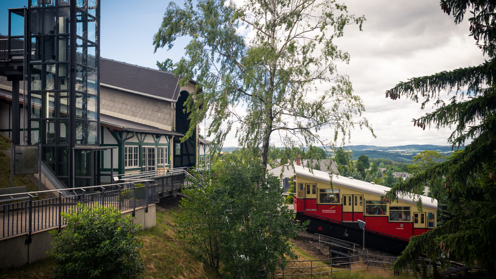 Die Bergbahn durch den Schwarzwald fährt vom Bahnhof Obstfelderschmiede zum Bahnhof Lichtenhain .