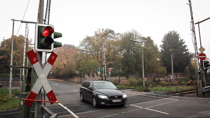 Regelwidriges Verhalten eines Autofahrers: Rote Ampeln gelten auch am Bahnübergang