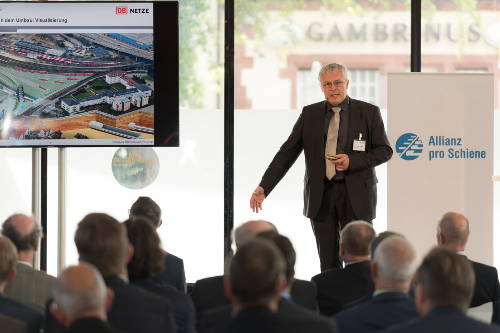 Einblicke in ein Großbauprojekt: Dr. Kielbassa stellt den neuen Bahnhof Ulm vor