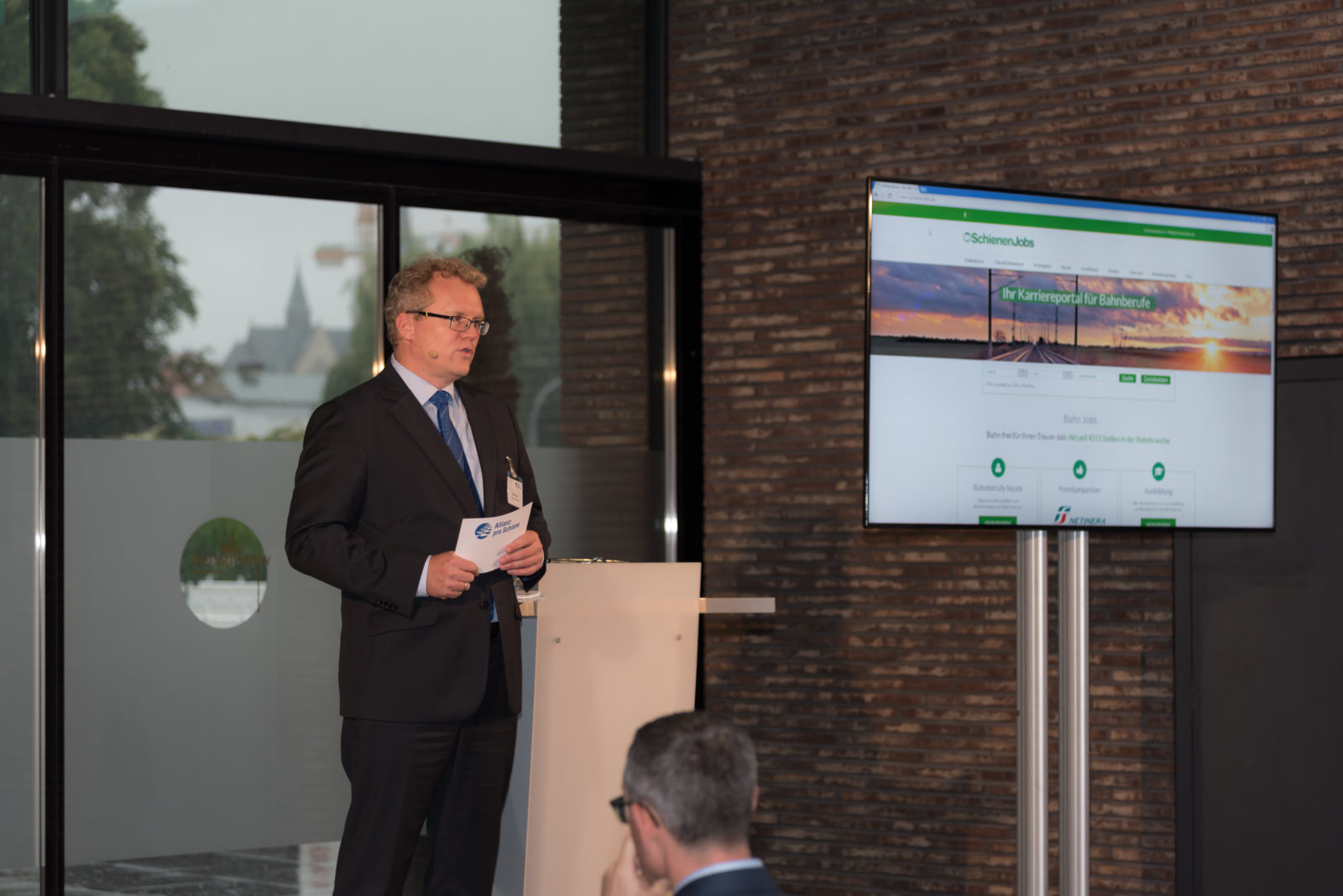 Aktuelles aus der Geschäftsstelle: Dirk Flege zeigt das Jobportal SchienenJobs.de nach dem erfolgreichen Relaunch
