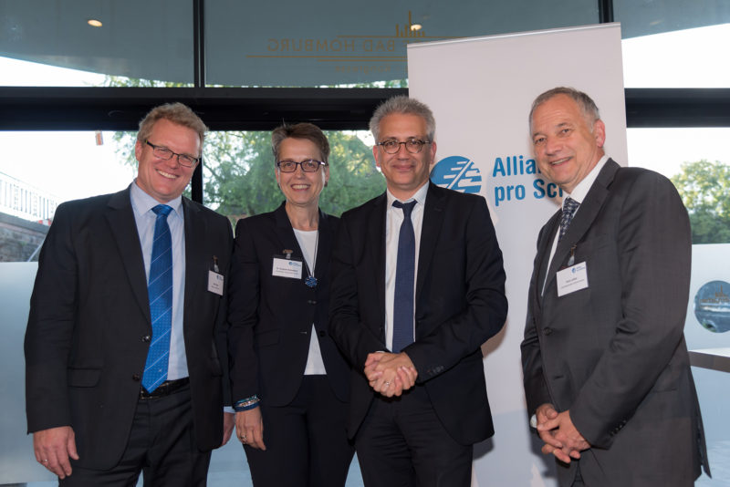 Dirk Flege (Geschäftsführer der Allianz pro Schiene), Förderkreissprecherin Dr. Susanne Kortendick (Bombardier), Hessens Verkehrsminister Tarek Al-Wazir (GRÜNE) und der stellv. Förderkreissprecher Hans Leister (Zukunft Schiene) beim Treffen in Bad Homburg