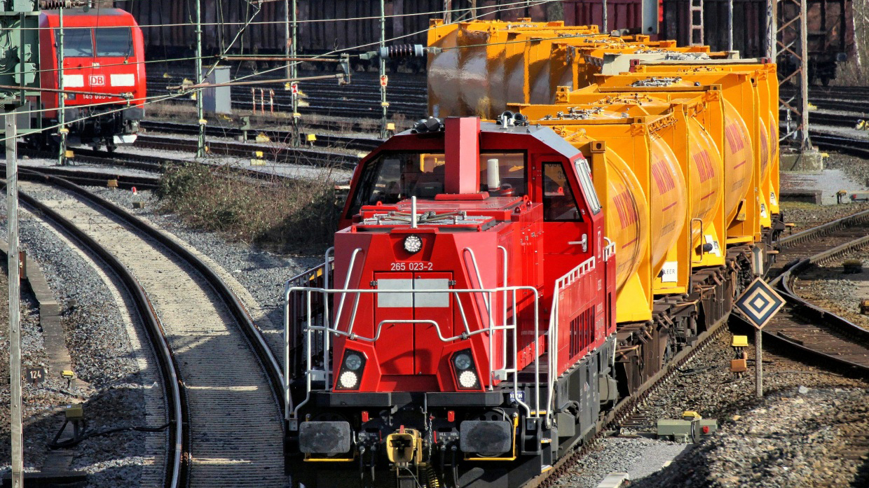 Im Paderborner Güterbahnhof werden Container mit Zement transportiert