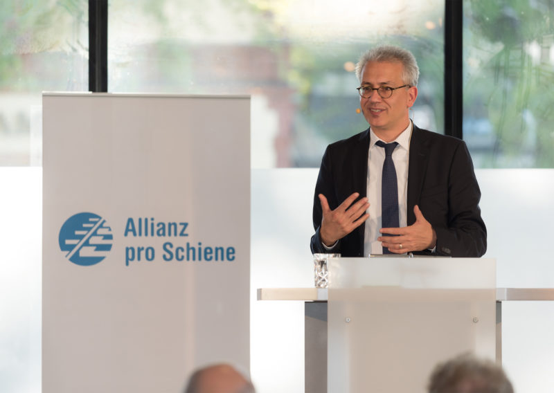 Verkerhsminister Tarek Al-Wazir auf dem Förderertreffen der Allianz pro Schiene im Kulturbahnhof Bad Homburg