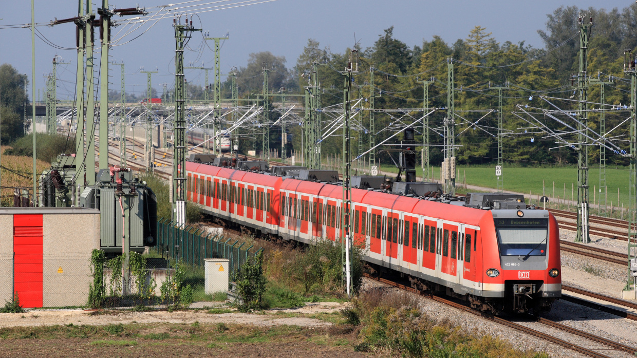 Abgeschlossene Elektrifizierung einer Bahnstrecke: Strom ist für das Bahnnetz unverzichtbar, die Eisenbahnunternehmen zahlen eine Stromsteuer: Dieser mit Strom angetriebene Triebwagen fährt auf der S-Bahn-Linie 3 zwischen München und Holzkirchen