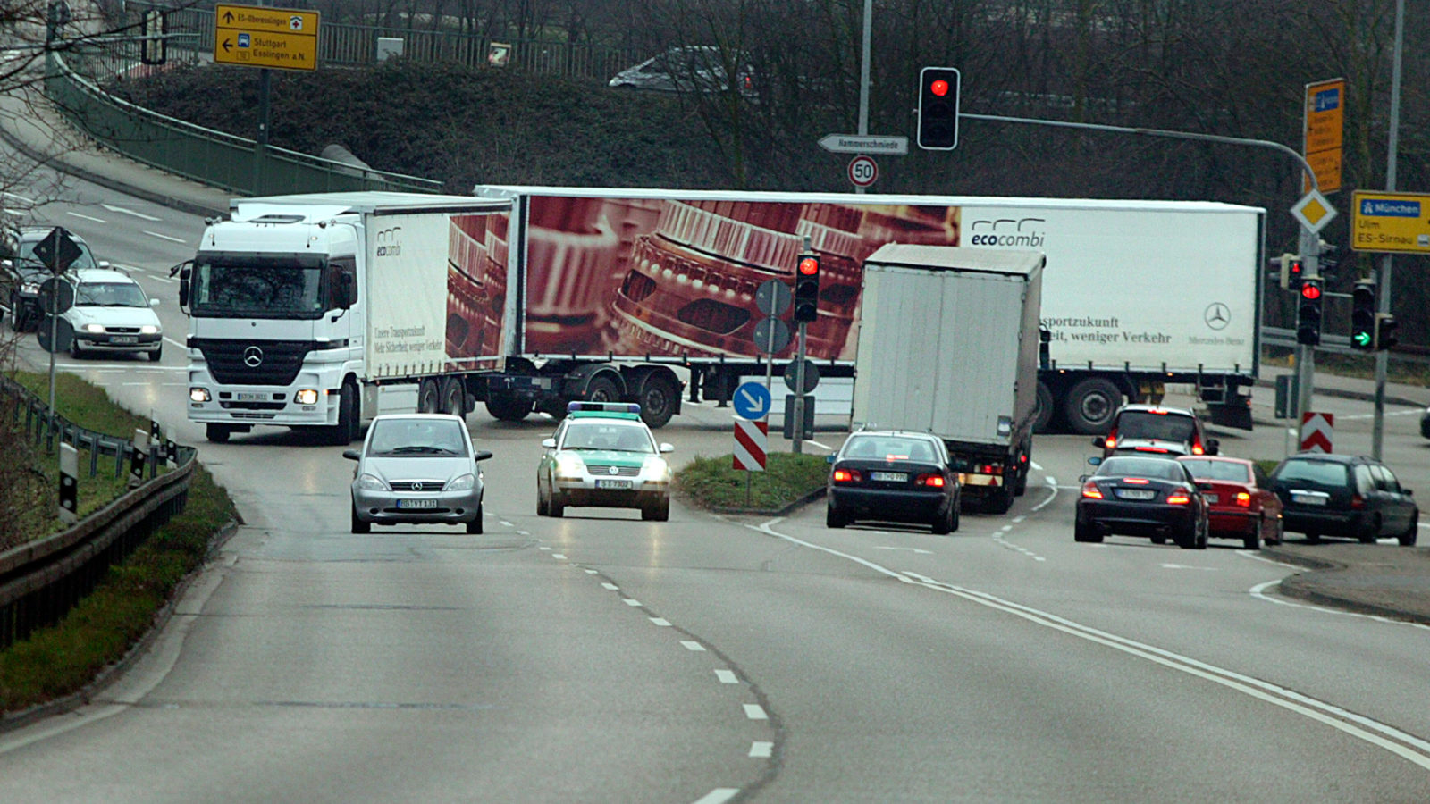 Albtraum auf der Kreuzung: Auch nach fünf Jahren Riesen-Lkw-Test wollen sich die Autofahrer nicht an den Anblick gewöhnen. Laut Forsa sind 72 Prozent der Deutschen gegen Gigaliner.