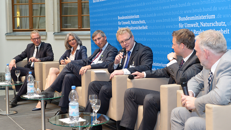 Der Klima Dialog ist gestartet: Axel Kröger, Susanne Henckel, Dr. Thorsten Bieker, Dirk Flege, Andreas Gehlhaar und Jochen Flaßbarth bei der Podiumsdiskussion