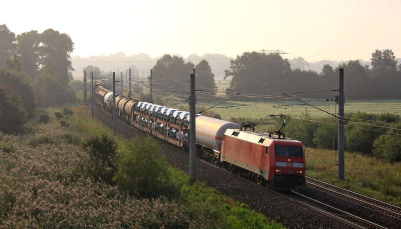 Güterzug unterwegs: Ein 740 Meter langer Güterzug ersetzt 52 LKW