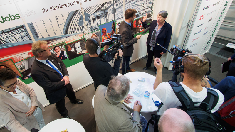 Bundesumweltministerin Barbara Hendricks am Stand von SchienenJobs.de auf der InnoTrans 2016