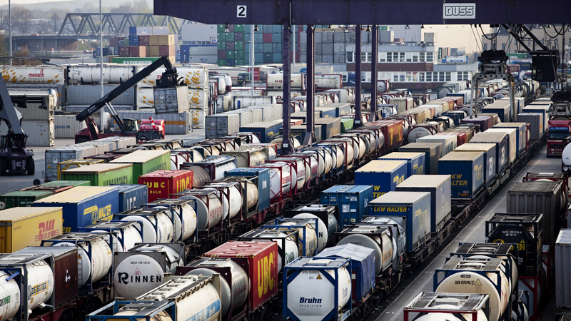 Kombinierter Verkehr: Im Umschlagterminal werden Container und Co. von Lkw auf Güterzüge geladen und umgekehrt