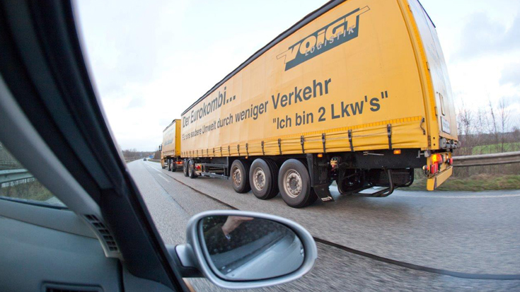 Ein Auto überholt einen Lang-Lkw / Gigaliner: Das kann dauern