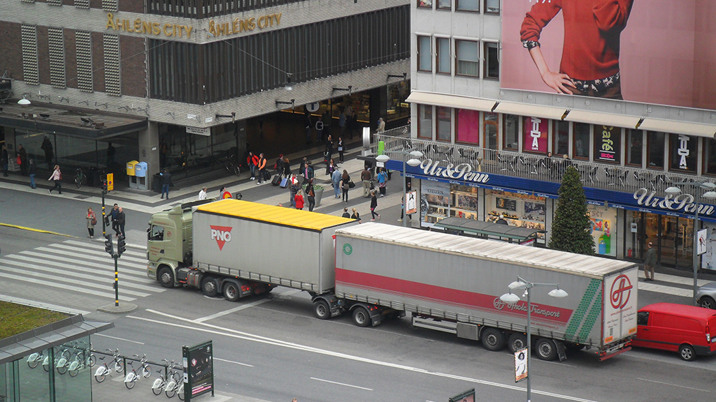 Lang-Lkw auf Kreuzung: In Schweden ein Alltagsbild. Mit der Brechstange will Verkehrsminister Dobrindt nun den Regel-Einsatz der 25-Meter-Fahrzeuge auch für Deutschland durchdrücken. Der Gigaliner-Test fällt ernüchternd aus.