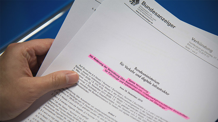 Regelzulassung mit der Brechstange: Die Gigaliner dürfen fahren - vorerst. Die Allianz pro Schiene prüft rechtliche Schritte.