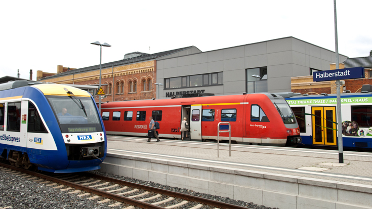 Eisenbahnmarkt: Verschiedene Nahverkehrszüge am Bahnhof Halberstadt