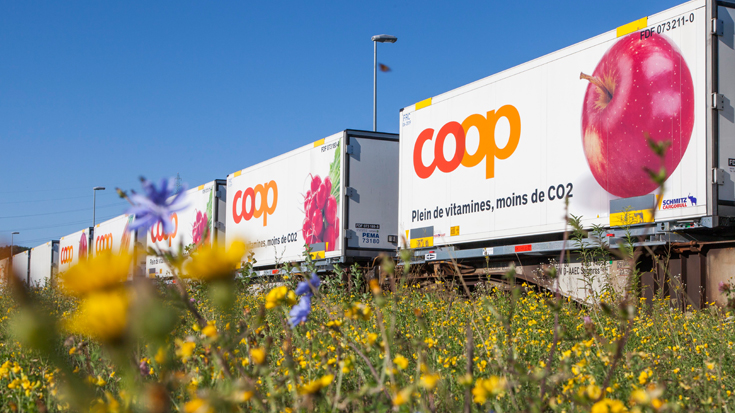 Die Nachhaltigkeitsstrategie von Coop: Der Güterzug beliefert die Verteilerzentren, dann übernimmt der Elektro-Lkw.