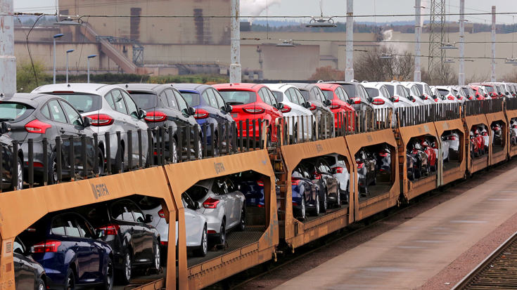 Mit dem Autozug verlassen die Wagen das Ford-Werk