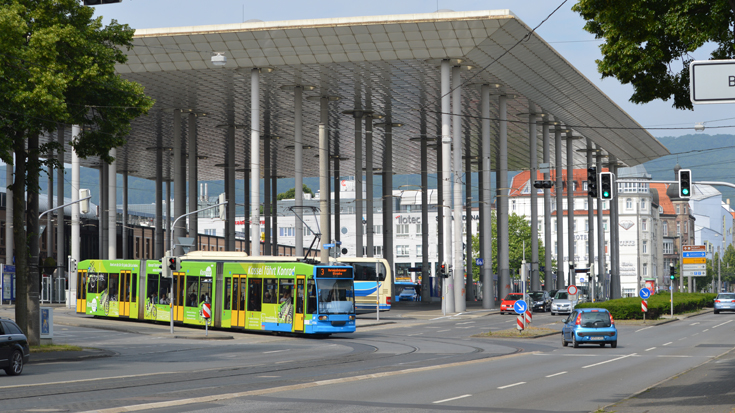 Eine Straßenbahn in Kassel am Bahnhof Wilhelmshöhe: Dank VERONIKA werden die Ampelphasen hier genauer