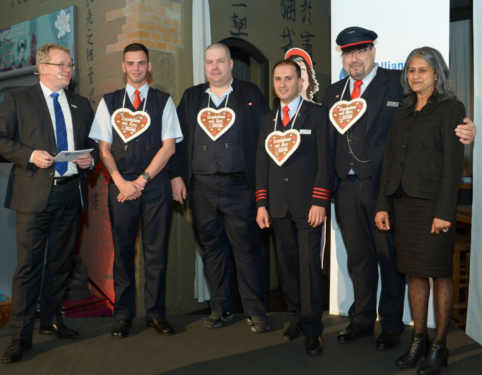 Gruppenbild der Landessieger der Deutschen Bahn mit Dirk Flege und Jury-Mitglied Virginia Monteiro. Von links nach rechts: Kevin Grün, Sven Krolikowski, Alexander Rezek und Heiko Schmidt-Dworschak