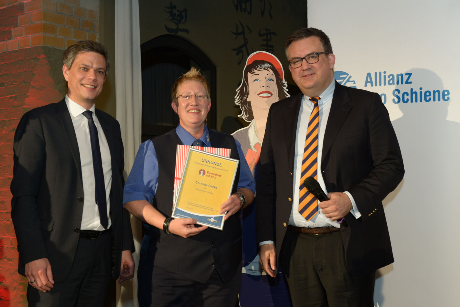 Landessiegerin Cornelia Gerke mit Metronom-Geschäftsführern Torsten Frahm (links) und Dr. Lorenz Kasch (rechts)