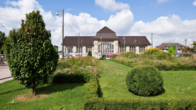 Ein kurzer Gang durch den Park vor der Reise? Der Bahnhof Darmstadt ist 