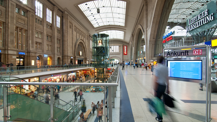 Die lichte Bahnhofshalle im Bahnhof Leipzig / Leipzig Hauptbahnhof