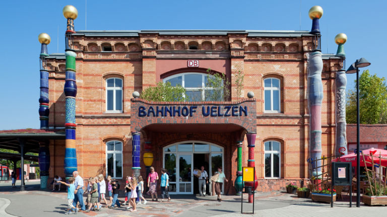 Der Bahnhof Uelzen von Architekt Hundertwasser: Ein butes Prachtstück - das meint auch die Jury der Allianz pro Schiene: Der Bahnhof Uelzen ist Bahnhof des Jahres 2009.