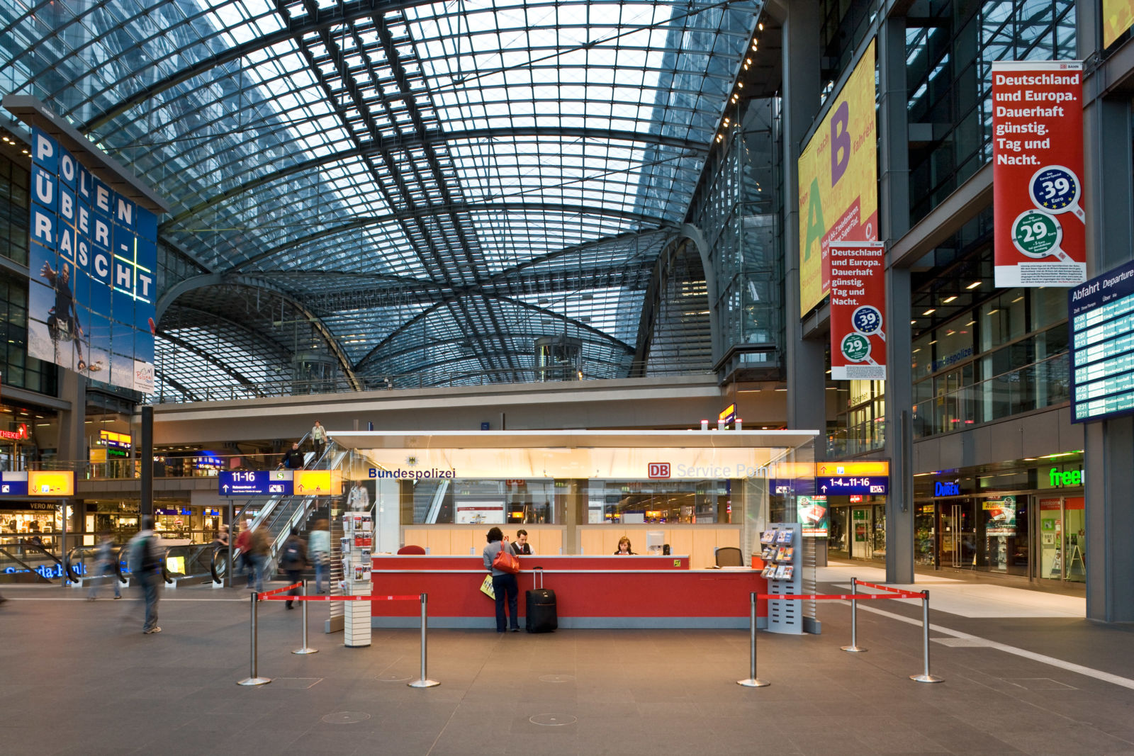 Infos für die Reisenden: Der DB Service Point im Hauptbahnhof Berlin