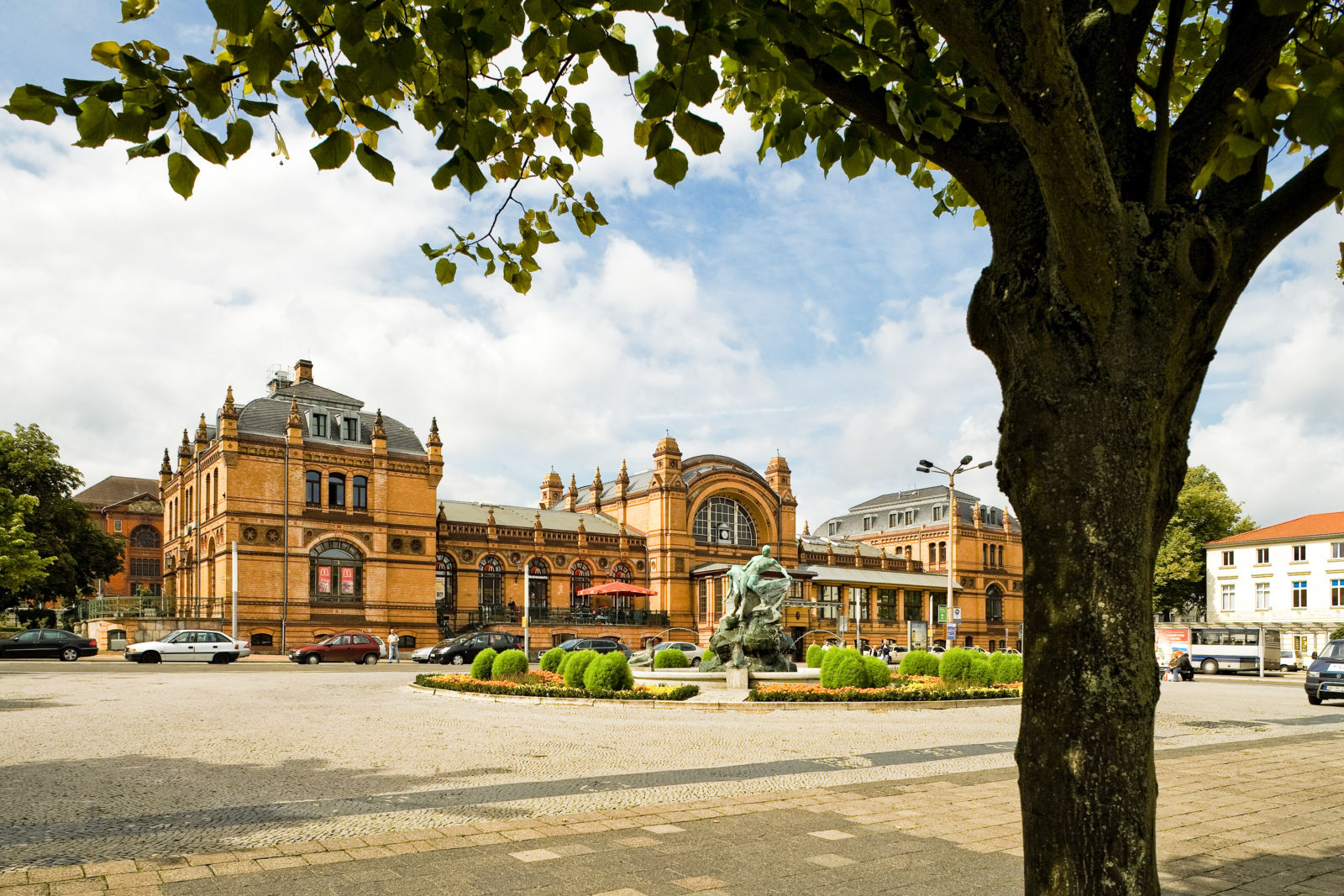 Schwerin Hauptbahnhof - Ein Schloss für Bahnhfahrer