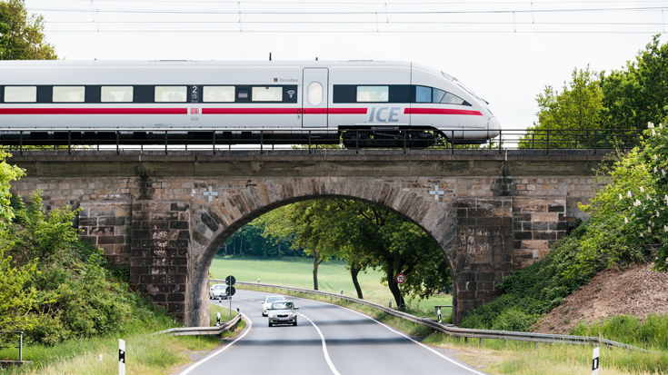 Die älteste Eisenbahnbrücke Deutschlands wird täglich von ICE-Zugen befahren