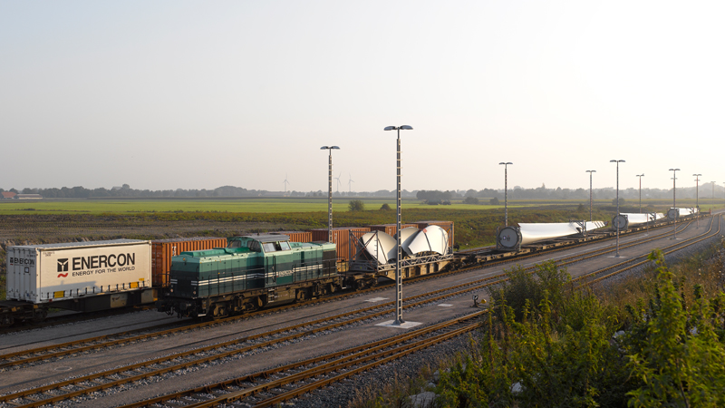 Ein Zug der e.g.o.o. transportiert Elemente für die Windkraftanlagen der Enercon GmbH aus Aurich.