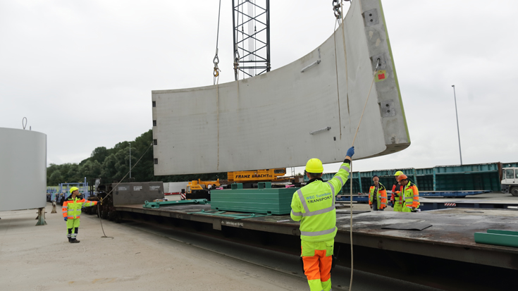 Verladung der Betonturmkomponenten für die Windkraftanlagen der Enercon GmbH