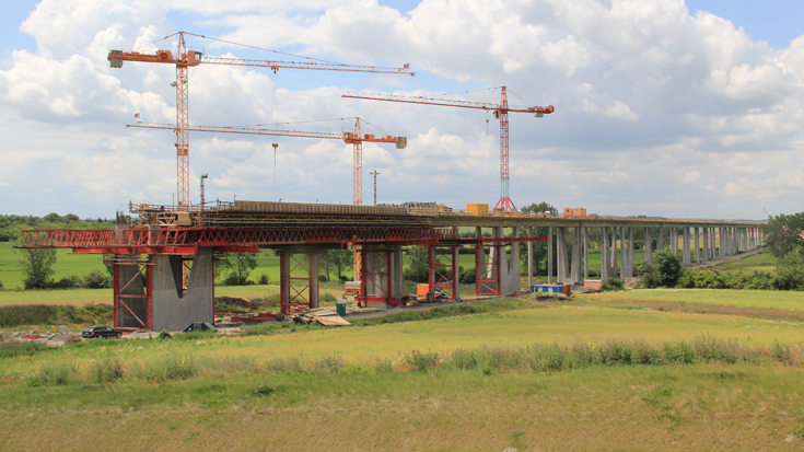 Mit der Bedarfsplanumsetzungsvereinbarung sollen Neubauprojekte wie die Gänsebachtalbrücke bei Weimar zukünftig schneller und günstiger realisiert werden.