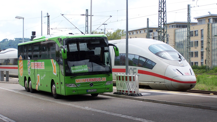 Verzerrter Wettbewerb: Während der Fernbus keine Straßenmaut zahlt, werden für den Fernzug Trassengebühren fällig.