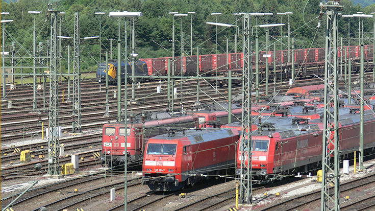 Bahn frei für 740-Meter-Netz: Nur jeder 10. Güterzug in Deutschland erreicht die EU-Standardlänge von 740 Metern. Das BMVI gibt nun den Weg frei, um Engpässe zu beseitigen.