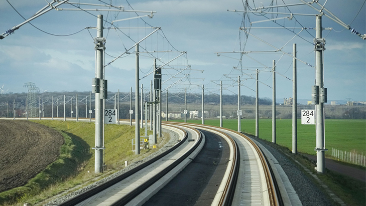 Viele Oberleitungen? Von wegen. In Deutschland liegen nur 60 Prozent des Bundesschienennetzes unter Fahrdraht. Die Politik ist nun ehrgeiziger unterwegs: 70 Prozent sollen bis 2025 elektrifiziert sein.