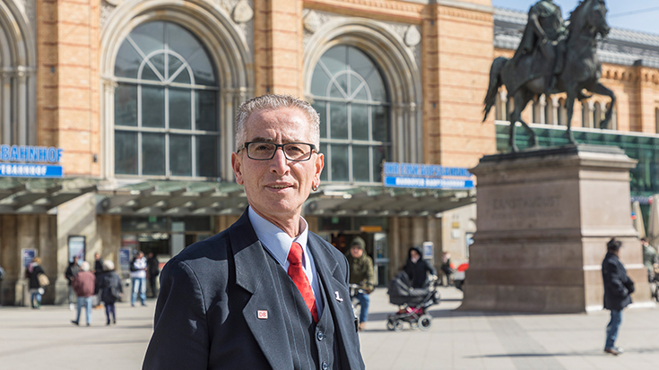 Recep Buluter erhielt 2018 die SILBER-Auszeichnung für den Wettbewerb Eisenbahner mit Herz der Allianz pro Schiene