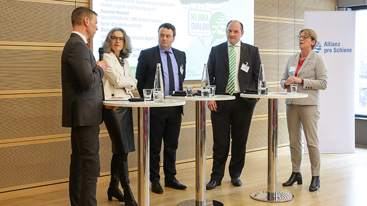 Prof. Dr. Dirk Engelhardt (BGL), Susanne Henckel (VBB), Stefan Kühn (DB Netz AG), Dr. Jörg Nikutta (Alstom Transport Deutschland), Moderatorin Judith Schulte-Loh (WDR) in der Diskussionsrunde.