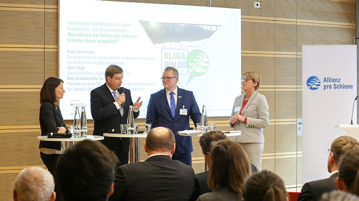 Rita Schwarzelühr-Sutter (Bundesumweltministerium), Enak Ferlemann (Bundesverkehrsministerium), Dirk Flege (Allianz pro Schiene) und Moderatorin Judith Schulte-Loh (WDR).