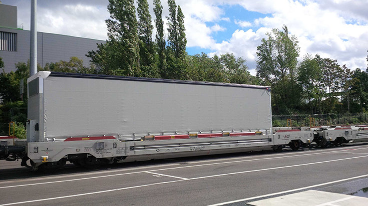 Ihre erste Fahrt legen die Trailer von Schmitz Cargobull auf der Schiene zurück