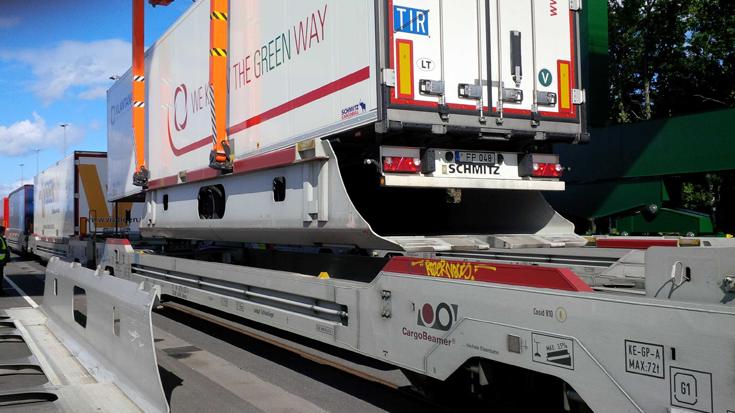 Ihre erste Fahrt legen die Trailer von Schmitz Cargobull auf der Schiene zurück