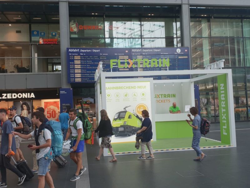 Eine Verkaufsstelle von FlixTrain am Berliner Hauptbahnhof.