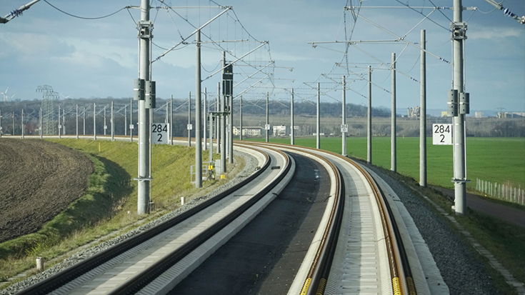 Deutschland investierte 2017 mehr Geld in sein Schienennetz als je zuvor. Aber desselbe gilt für das Straßennetz. Eine Verkehrswende gelingt so nicht. Andere Europäer machen’s anders, zeigt der EU-Vergleich.