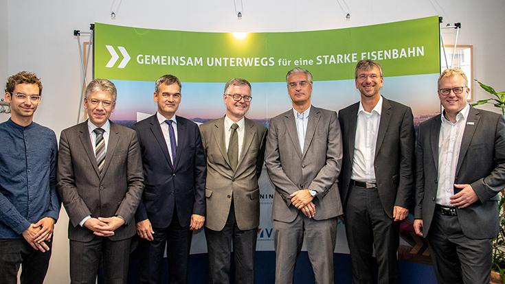 V.l.n.r.: Philipp Kosok (VCD), Matthias Stoffregen (Mofair), Axel Schuppe (VDB), Martin Henkel (VDV), Malte Lawrenz (VPI), Frank Zerban (BAG-SPNV), Dirk Flege (Allianz pro Schiene)