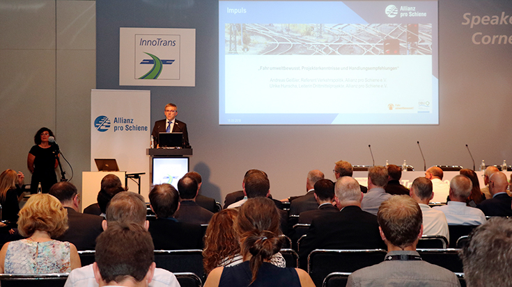 „Kleine Systeme – große Wirkung“. Fahrerassistenzsysteme machen den Schienenverkehr energieeffizienter. Dr. Andreas Geißler von der Allianz pro Schiene stellt in der Speakers‘ Corner Empfehlungen für eine breitere Marktdurchdringung der Systeme vor.