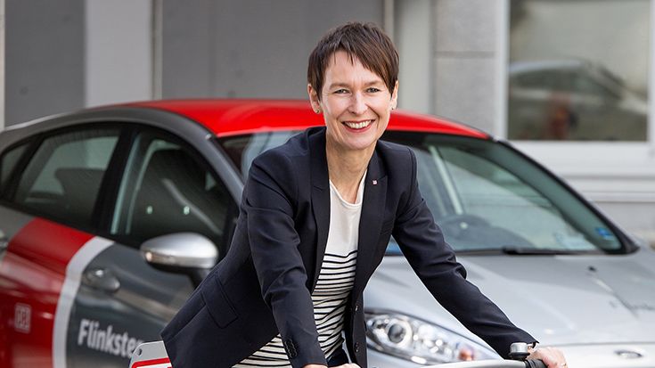 Innovationspreis Mobilitaetsgestalterin 2018 Beste Idee Sylvia Lier: In der Kategorie „Beste Idee“ ehrt die Jury die Managerin Sylvia Lier (Deutsche Bahn, DB Connect): Mit einem „Mobilitätsbudget“, das vom Arbeitgeber gezahlt wird, mitsamt zentraler App zur Suche, Buchung und Abrechnung will Lier nicht nur die Dienstreisepraxis, sondern auch die private Mobilität in Deutschland grundlegend verändern.