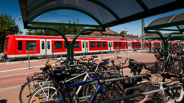 Bund und Bahn streben bis 2022 mindestens 100.000 neue Fahrradabstellanlagen an deutschen Bahnhöfen an. „Absolut überfällig“, meint die Allianz pro Schiene.