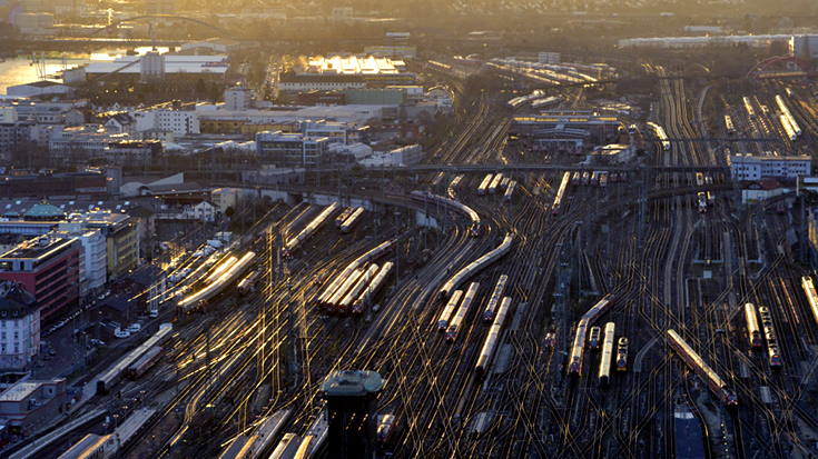 Enttäuschender Haushaltsentwurf - der Bund plant mit zu wenig Geld für die Schiene, kritisieren die Bahnverbände.