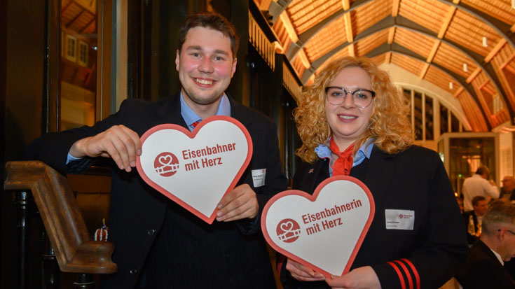 Die beiden Landessieger aus Nordrhein-Westfalen unter sich: Shawn Glaeser, Zugbegleiter DB Fernverkehr Dortmund und Jonna Upmeyer, DB Fernverkehr Münster