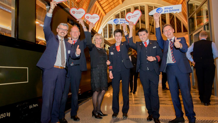 Hoch das Herz und die Allianz pro Schiene: Markus J. Kuhn, (Stiftungsfamilie BSW & EWH) Social Media Hero Peter Hohmann, Heike Hildebrandt (Stiftungsfamilie BSW & EWH), Gold-Siegerin Mareen Harder, Silbergewinner Alexander Pojonie und Bronze-Sieger Ronald Kwapinski